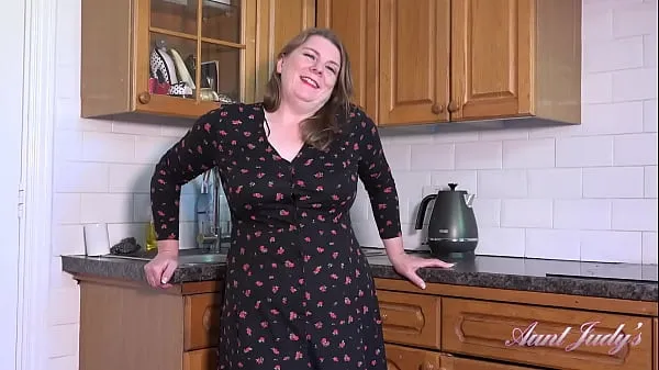 Rachel BBW, 50 ans, se fait coquine dans la cuisine nouveaux clips chauds