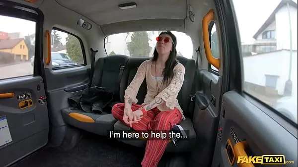 Heiße Fake Taxi Brunette mit tollem Körper behält ihre Brille auf und fickt Taxifahrerneue Clips