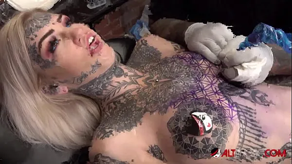 Hot Sascha plays with Amber Luke while she gets tattooed new Clips