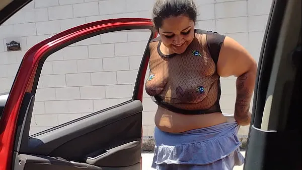 Mary cadelona mariée exhibe ses seins nus et transparents dans la voiture pour que tout le monde puisse les voir dans les rues de Campinas-SP en plein jour un samedi plein de monde, près de 50 minutes de pure vraie garce nouveaux clips chauds