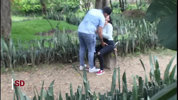 ESPIONNER UN COUPLE DANS LE PARC PUBLIC nouveaux clips chauds