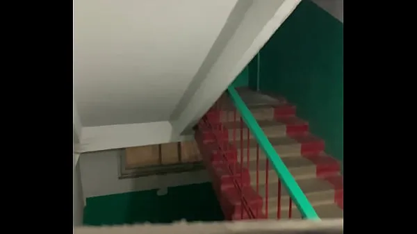 escucha y espia como una pareja tiene sexo entrando por las escaleras y masturbándose clips nuevos