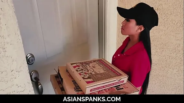 Pizza Delivery Teen Cheated by Jerking Guys (Ember Snow) [UNCENSORED مقاطع جديدة رائعة