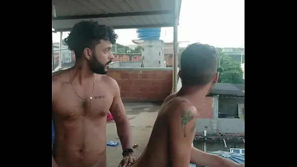 Eu e meu vizinho transando no terraço novos clipes interessantes