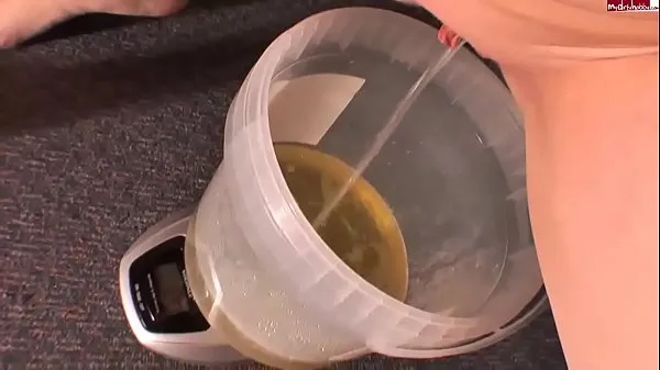 Heiße Mädchen pinkelt ca. 2 Liter Urinneue Clips