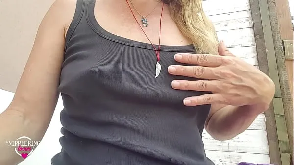 Heiße Nippleringlover Heiße Milf flasht gepiercte Titten und reibt Eiswürfel auf extrem gepiercte Nippelneue Clips