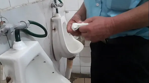 Heiße Einen reifen Mann auf der öffentlichen Toilette ausspionierenneue Clips