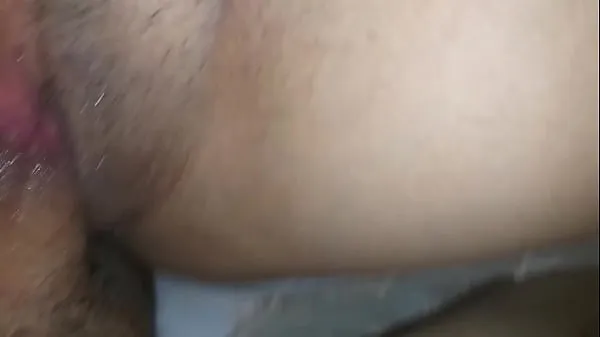 En train de baiser ma jeune copine sans préservatif, je me retrouve dans sa petite chatte humide (Creampie). Je la fais gicler pendant que nous baisons et nous enregistrons pour XVIDEOS RED nouveaux clips chauds