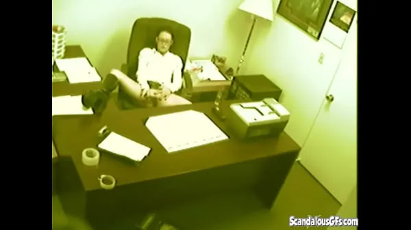 la secretaria se aburre y se pone cachonda. Ella digitación y masturbándose el coño. Ella usa un juguete sexual consolador hasta que alcanza el orgasmo clips nuevos