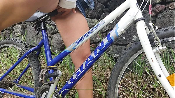 Vroči Student Girl Riding Bicycle&Masturbating On It After Classes In Public Parknovi posnetki