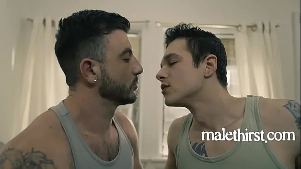 Hot Gli influencer etero sono gay solo per la fama (ma la loro legittimità è stata messa in discussione nuove clip