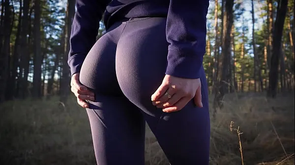 Randonneuse coquine exhibant son cul en forme dans des leggings serrés en plein air nouveaux clips chauds