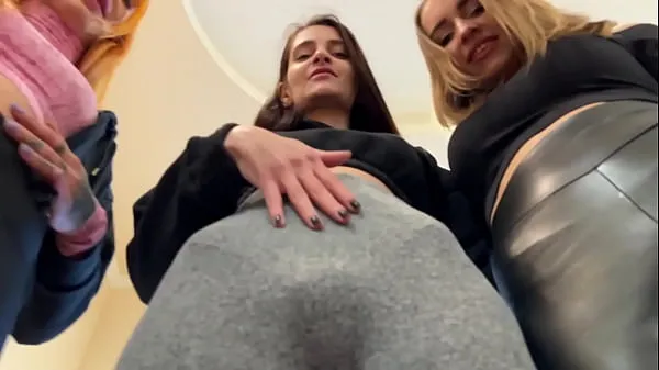 Heiße Schnuppern Sie an den verschwitzten Ärschen, Fotzen, Achselhöhlen und Socken von drei verschwitzten Mädchen - Triple POV Smelling Femdomneue Clips