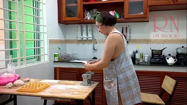 최신 Ravioli Time! Naked Cooking. Regina Noir, a nudist cook at nudist hotel resort. Nude maid. Naked housewife. Scene 1개의 새 클립