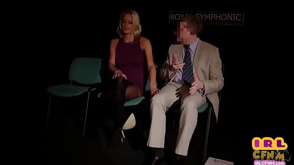 Hotte CFNM classy MILFY sucks cock on royal symphonic concert nye klip