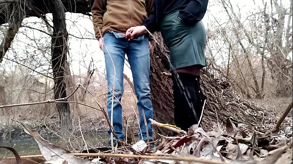 Heiße Schwiegermutter im Lederrock lutscht meinen Schwanz im Freien, nachdem sie mir beim Pinkeln geholfen hatneue Clips