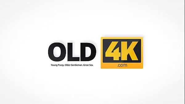 OLD4K. Garota excitante pratica técnicas sexuais especiais com o velho novos clipes interessantes