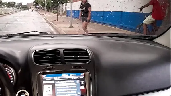 Exhibicionismo público al aire libre por las calles de Valledupar, Colombia. DeisyYeraldine dando una PutiVuelta en un Ubersex (Paseo Sexual) mostrando su gran culo y chupando polla en el coche por la vía pública clips nuevos