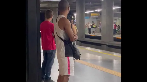 J'allais à la gym quand j'ai rencontré le jeune homme dans le métro, j'ai fini par le suivre, à la fin c'était lui qui m'enculait dans les bois nouveaux clips chauds