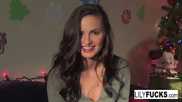 Lily nous raconte ses vœux de Noël excitants avant de se satisfaire dans les deux trous nouveaux clips chauds