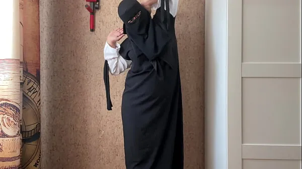 Горячие Египетская жена в черных мокрых трусиках и прозрачных колготках ласкает свою узкую кискуновые клипы