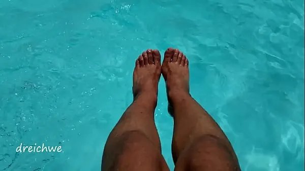 ホットFeet in the pool with a lot of water新しいクリップ