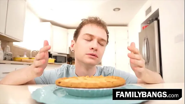 ホットBaker Baby Pummels her Stepbro After Cooking Pie新しいクリップ