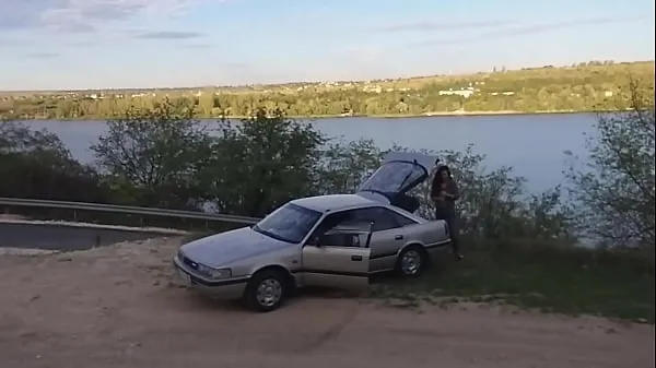 Mear dos veces la barra de remolque del coche retro antes de follarlo con un orgasmo clips nuevos