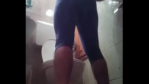 Sporty guy peeing after training Klip baru yang keren