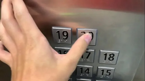 Heiße Sex in der Öffentlichkeit, im Aufzug mit einem Fremden und sie erwischen unsneue Clips