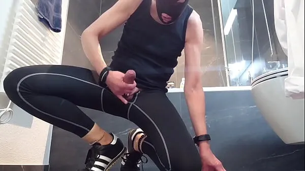 Hot Sega con pantaloni da yoga e scarpe da ginnastica nuove clip