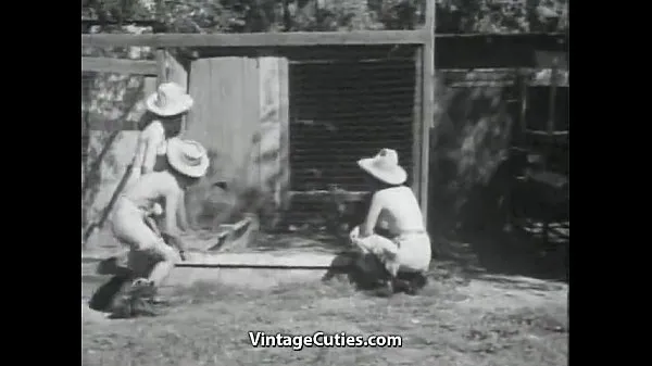 Groupe de filles aux gros seins jouant à l'extérieur nouveaux clips chauds