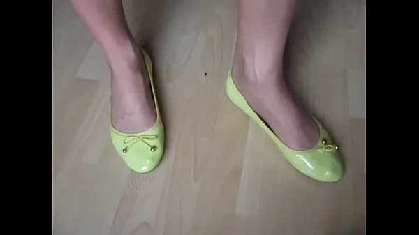 French Queen of legs and feet shows her new yellow ballerinas clips nuevos