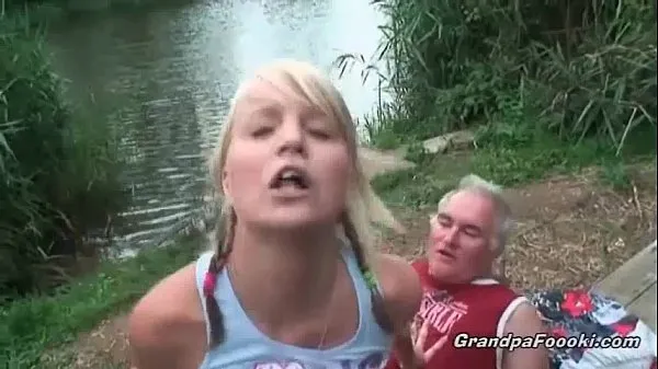 Žhavé Gorgeous blonde rides dick on the river shore nové klipy